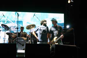 Sandro (voz), Mozine (baixo e voz), e Brek (bateria), Mukeka di Rato